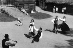 Oppvisning med folkedans i Telemarkstunet på Norsk Folkemuse