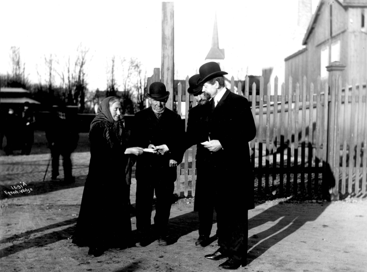 Stortingsvalg, muligens Drammen, Buskerud, 1909.
Ved dette valget kunne kvinner fra borgerskapet og middelklassen avgi stemme for første gang.