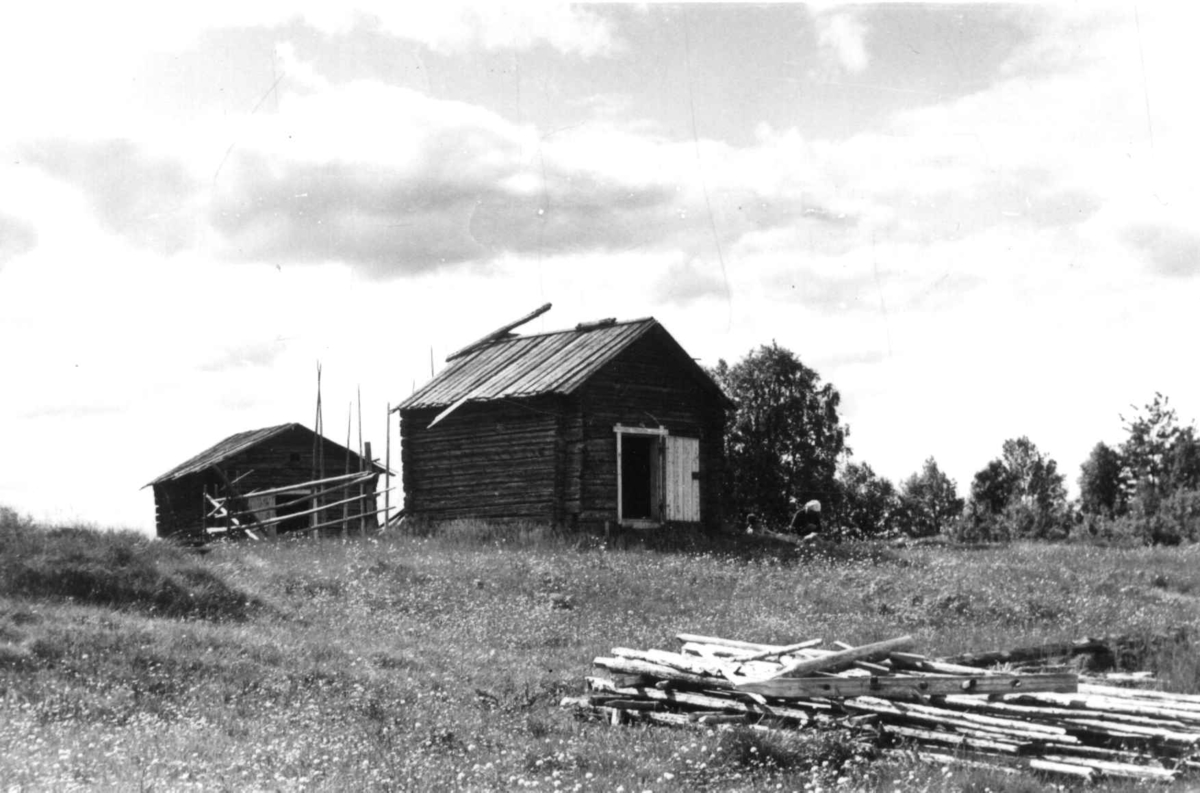 Bod og stabbur med tretak på Rovagården i Lainio i Sverige i 1958.