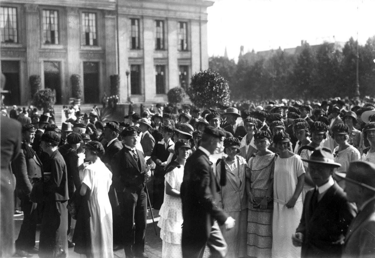 Immatrikulering. Universitetsplassen, Oslo, med bl.a. studenter fra Oslo Katedralskole t.h. 1924.