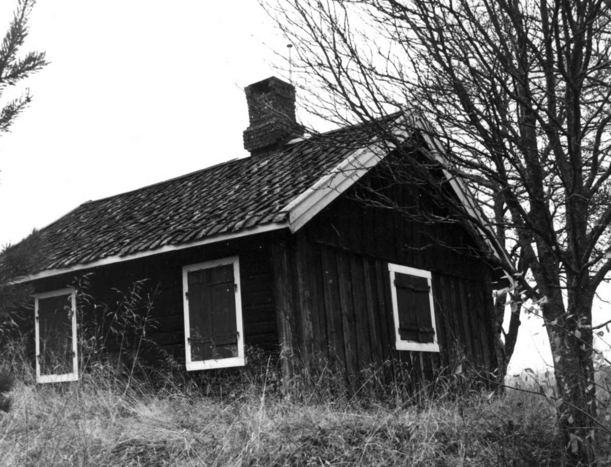 Enga husmannsplass, Asak, Skedsmo, Akershus 1964. Lite hus med lemmer for vinduene.