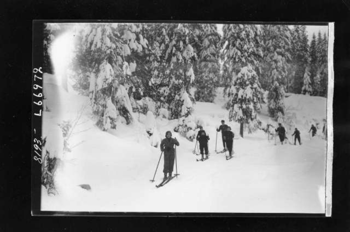 Vintermotiv. Ant. Nordmarka. Barn og voksne skiløpere ute i løypa.