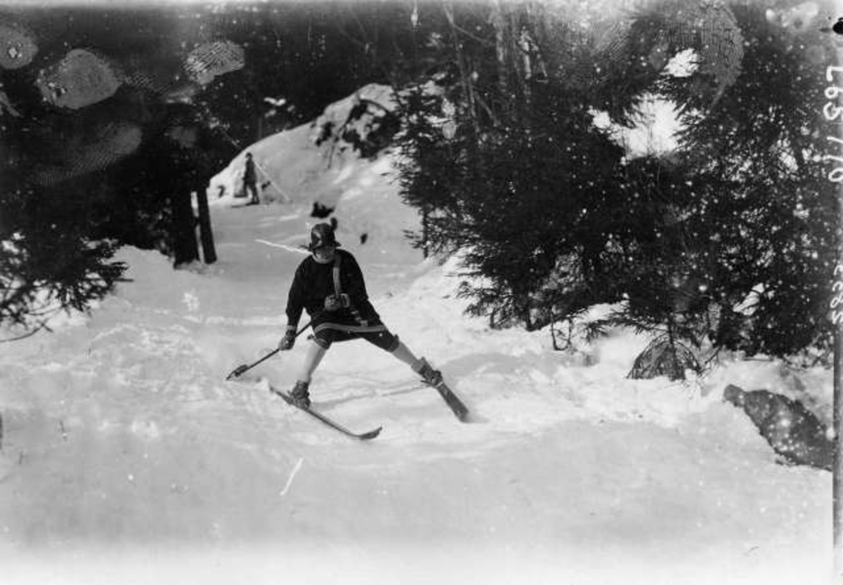 Vintermotiv. Ant. Nordmarka. Skiløper på vei gjennom skogen.
