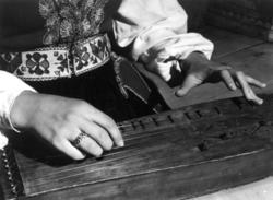 Hålistua fra Valdres. Frøken Sandvik spiller langeleik