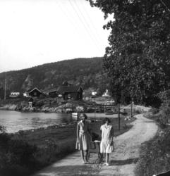 Drøbak, Akershus 1929. To unge kvinner i sommerkjoler med ba