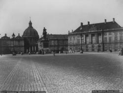 Postkort.  Marmorkirken og Amalienborg Slott.