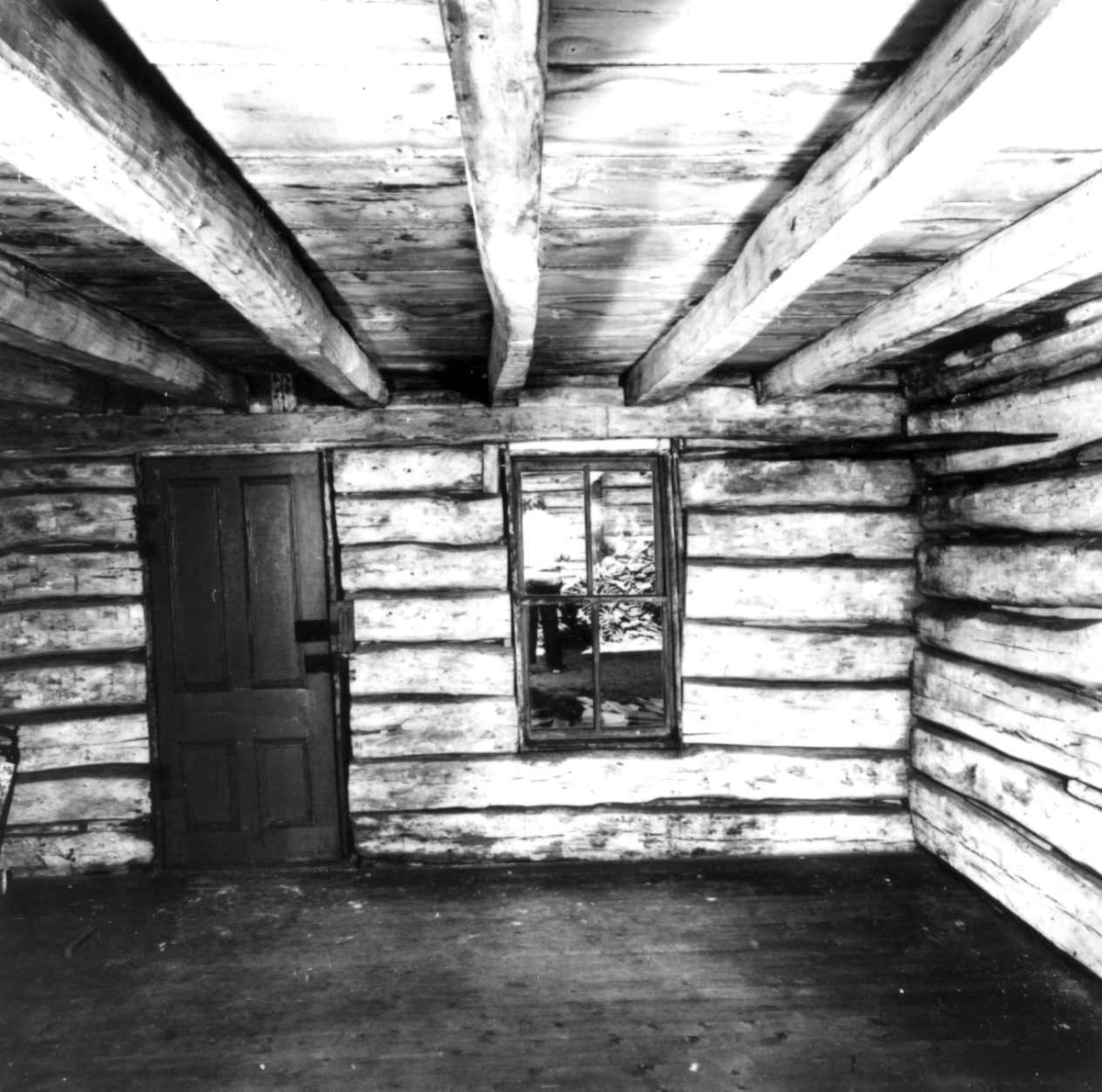 Pionerhytta fra Kindred i North Dakota, USA. Interiør. Fotografert på Norsk Folkemuseum i september 1972, før riving og flytting til Hedmarksmuseet. Møblene er flyttet ut.