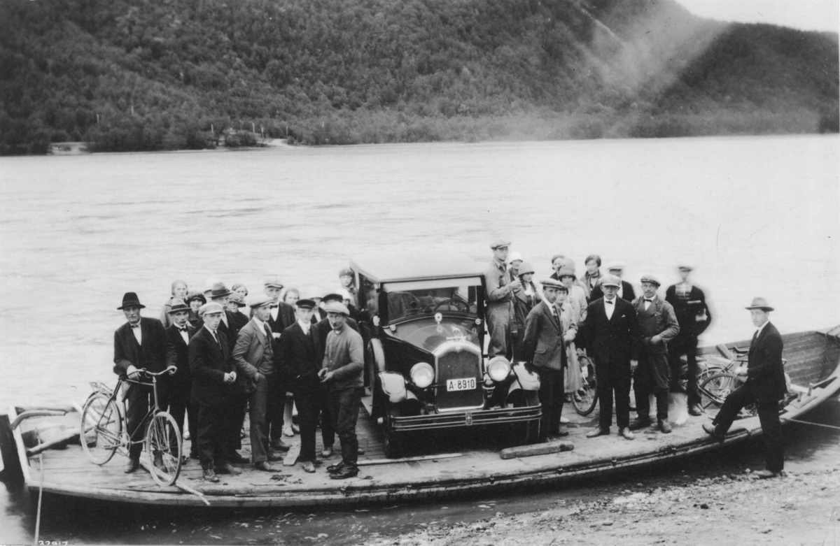 Gulhovfergen med mennesker, sykler, og en bil. Målselv, Troms 1928.