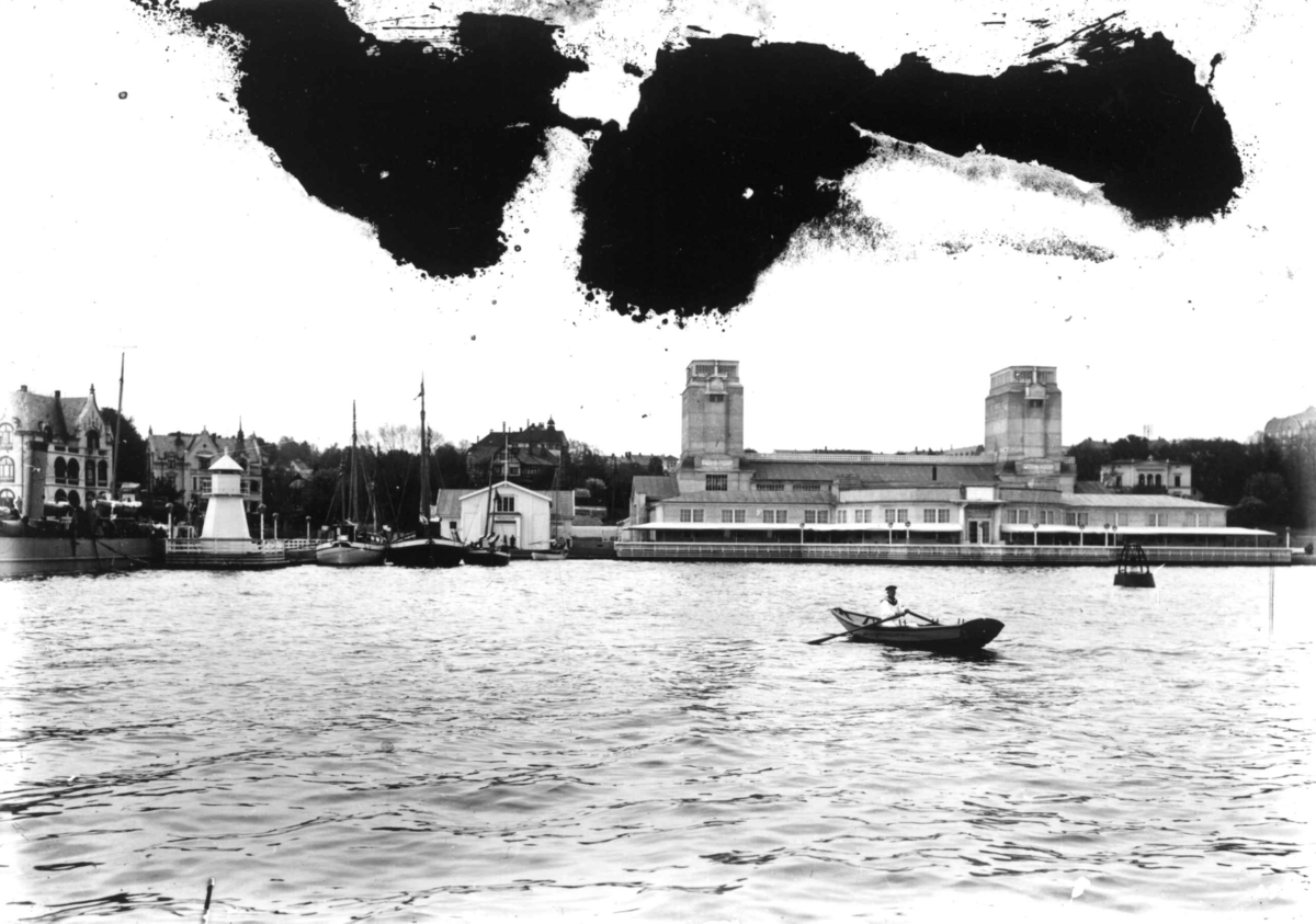 Jubileumsutstillingen på Frogner, Oslo, 1914.
Den maritime avdelingen på Skarpsno. I bakgrunnen bebyggelse, paviljong og skøyter for anker. I forgrunnen Oslofjorden.