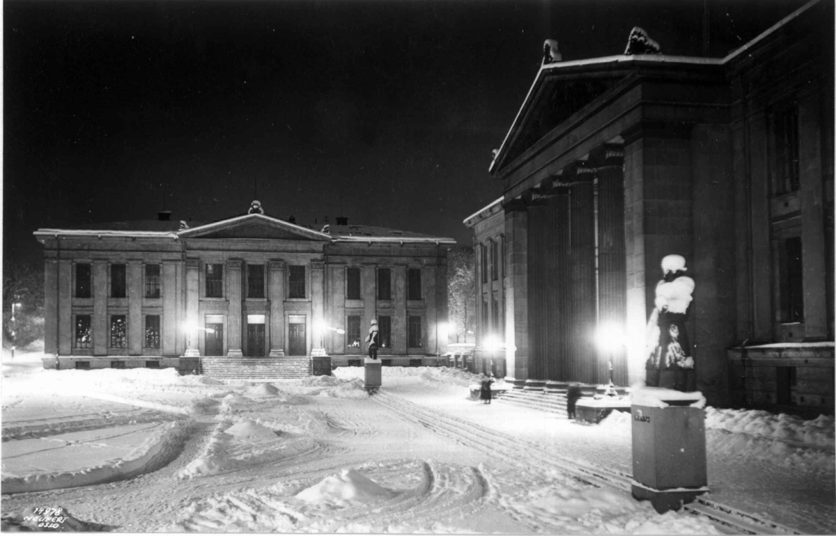 Universitetsplassen, Karl Johans gate, Oslo 1936. Vinterbilde, natt med snø og lys.