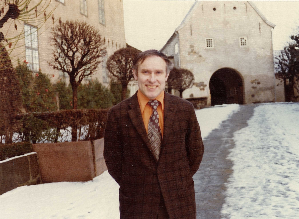Inspektør Lars Markhus fotografert i desember 1974. Stående med Bergensporten, bygning. nr. 301, i bakgrunnen.