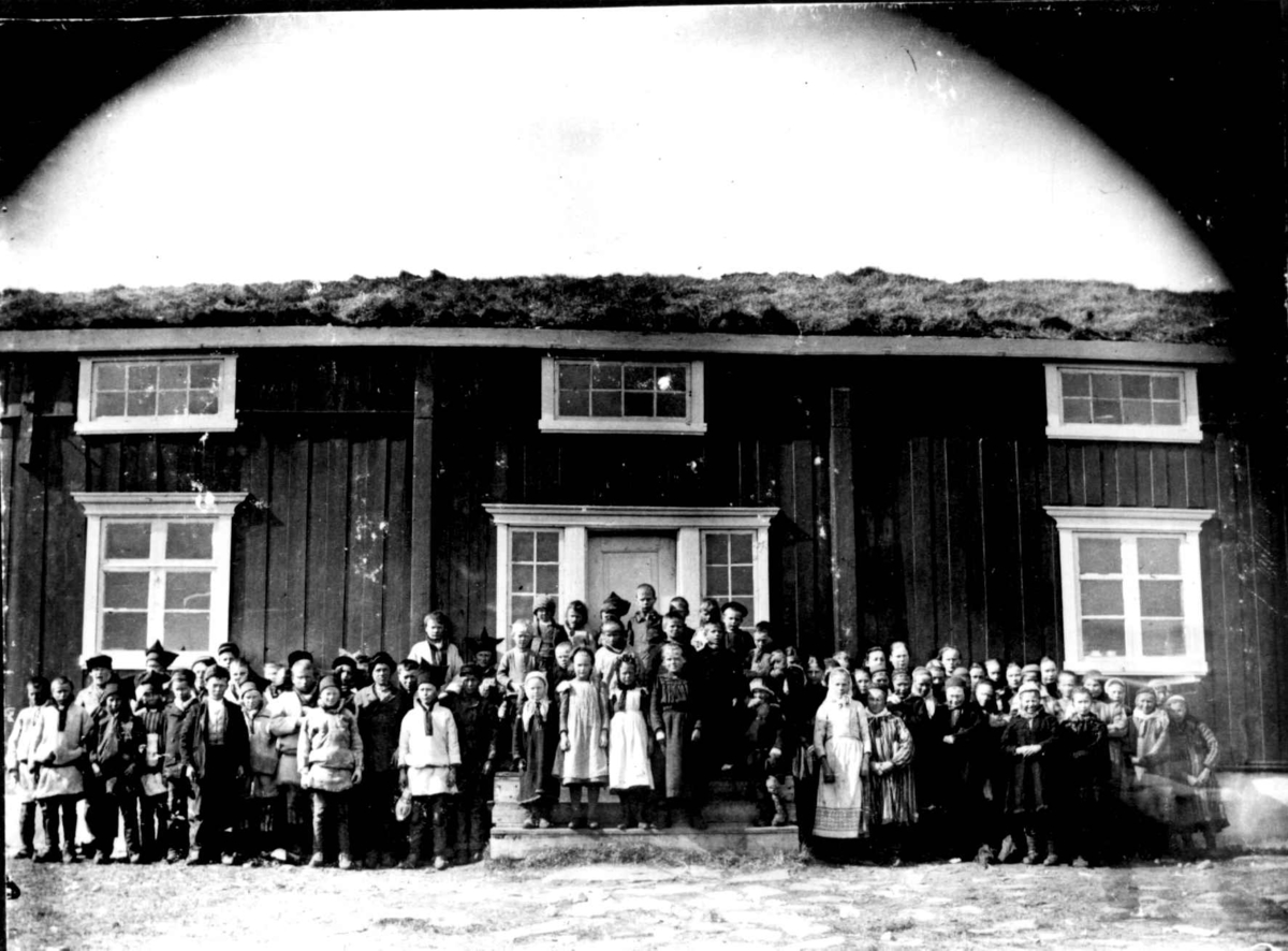 Skolebarn og lærere foran skolebygningen i Kistrand, 1901 eller 1902.