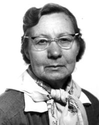 Portrett av Dagne Tveiten, oppsynsdame på Norsk Folkemuseeum