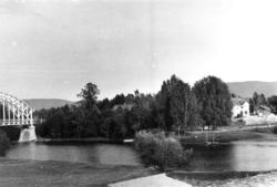 Gvarv 1938. Ved ungdomsskolen med elv bro og bygninger.