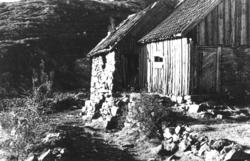 Gammelt kvernhus ved vegen fra Åmdal til Tveit 1941.