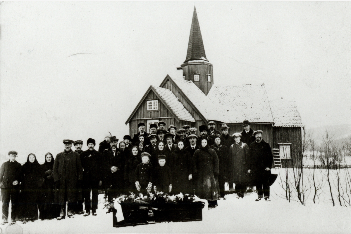 Begravelse, Budalen, Sør-Trøndelag ant. ca. 1915-1920. Mennesker og kiste står oppstilt foran kirke.