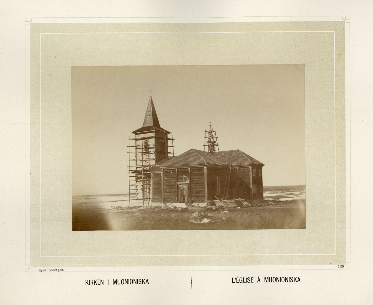 Kirken i Muonioniska i Lappland i Finland. Stillas rundt i forbindelse med vedlikehold, antakelig.