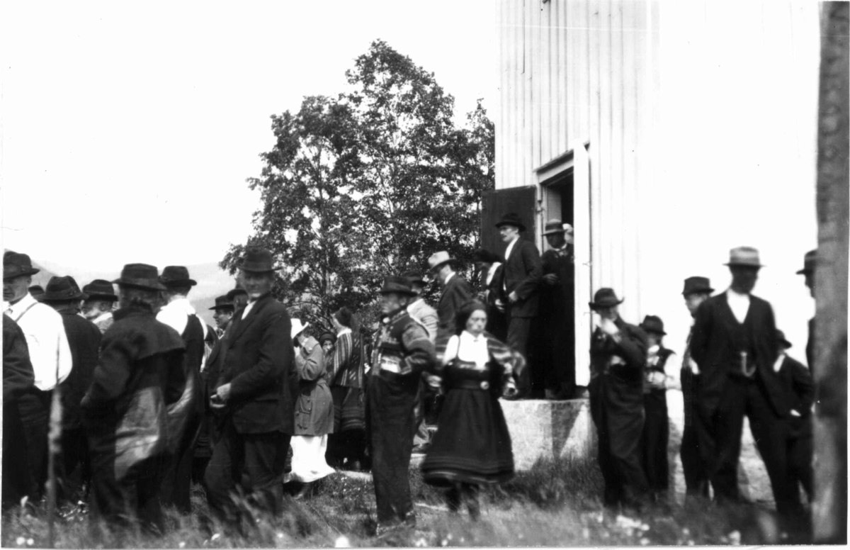 Bryllup, Valle, Setesdal, Aust-Agder, antatt 1924. Forsamling på vei ut av kirke. Fra "De Schreinerske samlinger" (skal oppgis).