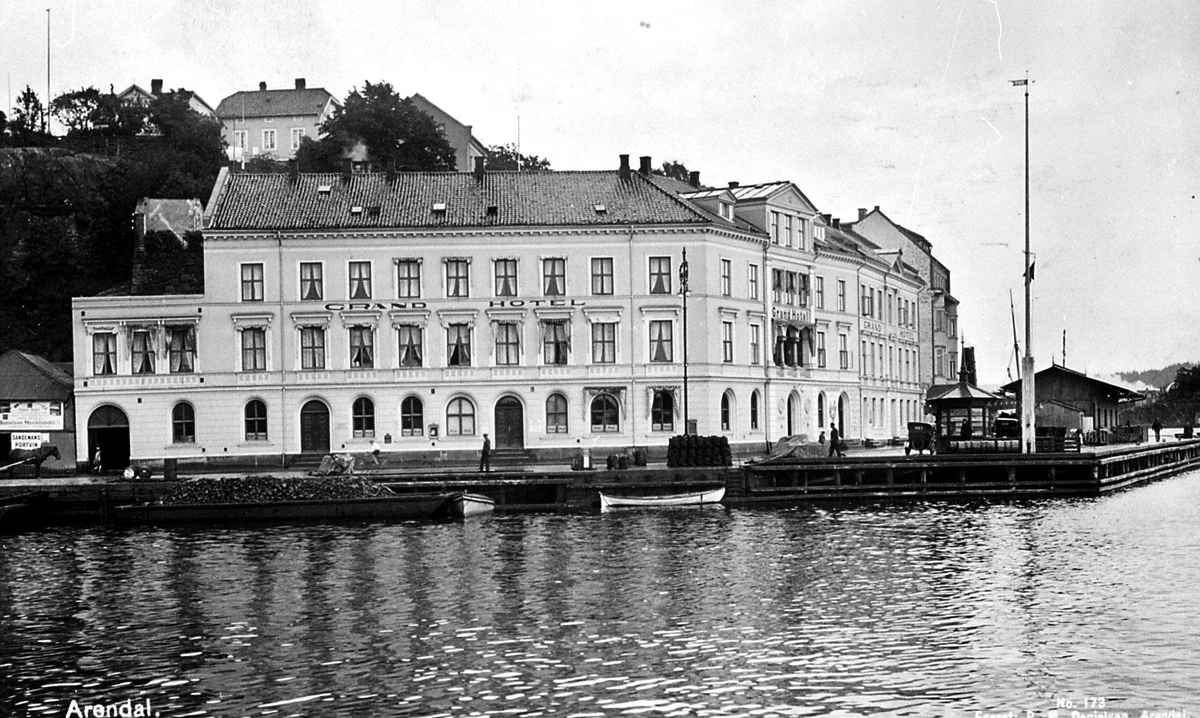 Arendal sentrum, Langbryggens ytre del med Grand Hotel og Dampskipsbryggen t.h. for anløp av større ruteskip.