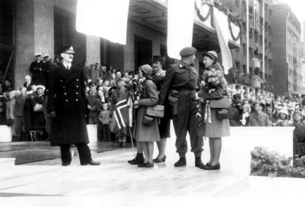 Fra Oslo 7. juni 1945.
Kongen kommer tilbake.Kongefamilien samlet foran Rådhuset.