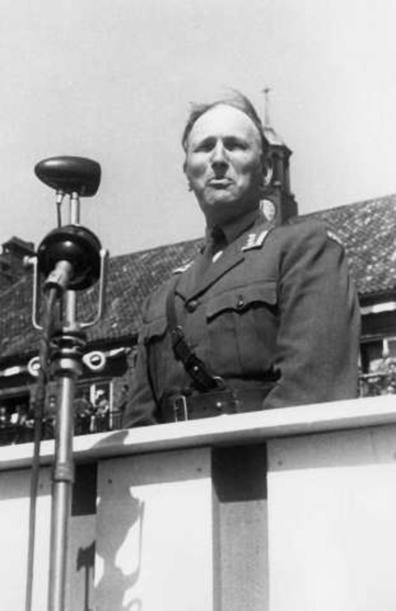 Fra Oslo under fredsdagene i 1945. Idrettens Dag på Bislett Stadion 3.juni. Mann i uniform holder tale.