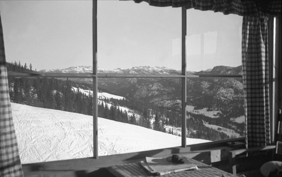 Utsikt fra hytta til familen Arentz, Ligardshaug, Eggedal. Fotografert 1940-1941.