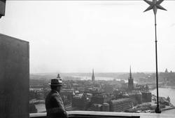 Panoramautsikt over Stockholm.  Mann i forgrunnen. Aker komm