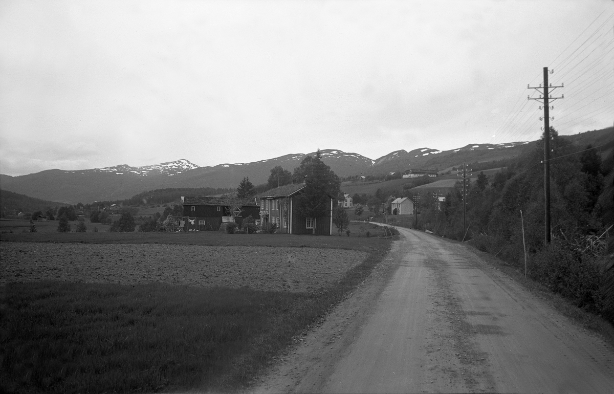 Gårds-og boligbebyggelse i Surnadal. Fotografert under biltur i 1947.