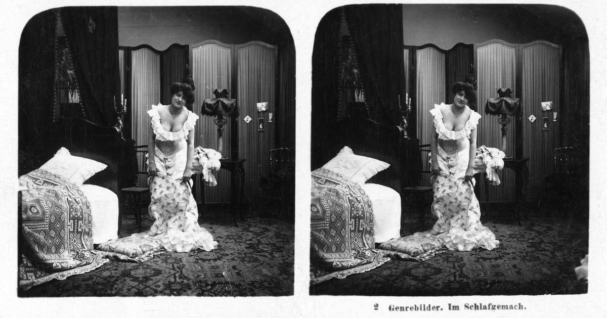 Stereoskopi. Genrebilde - kvinne på soverom kler av seg kjole.