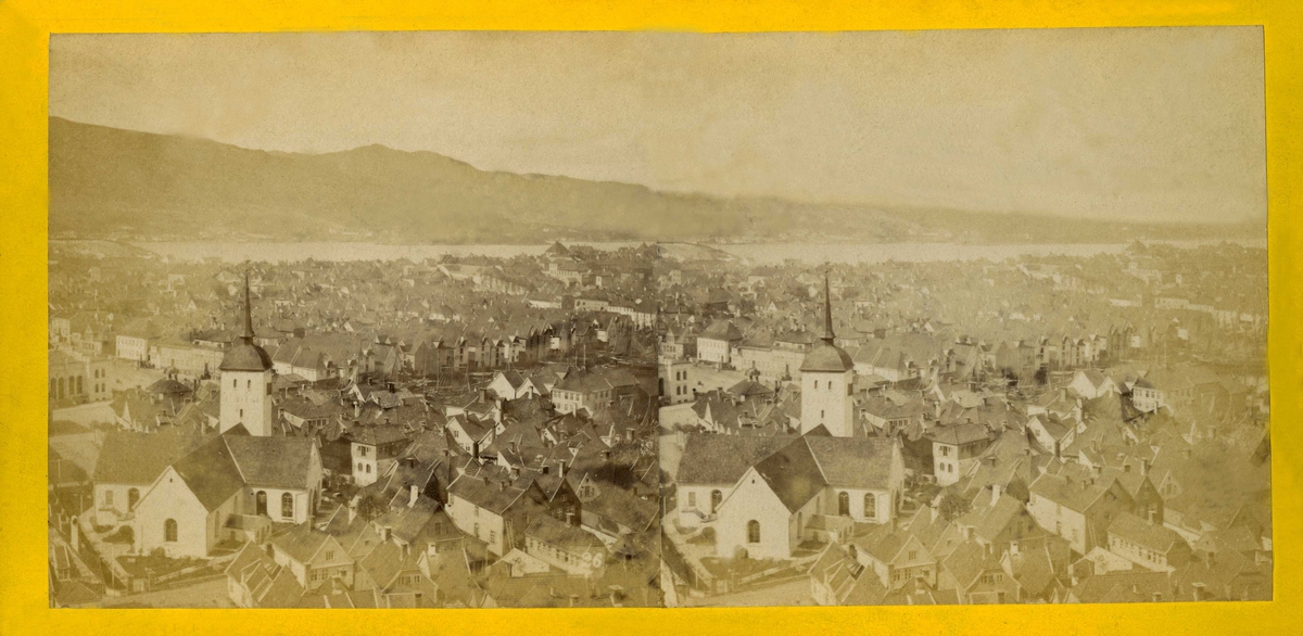 Stereoskopi. Parti av Bergen, Hordaland. Utsikt fra Skansen mot Korskirken og innerste del av Vågen, juni 1863.