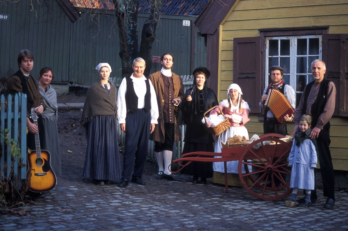 Fra Norsk Folkemuseums Gamleby under oppførelsen av "Ekebergkongen" i år 2000. Gruppebilde av de medvirkende.
