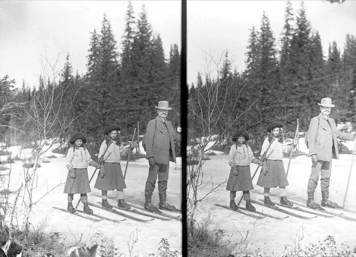 Far Axel Q. Wiborg med døtre på ski på Holoa, Jevnaker, Hadeland, Oppland, 1906.