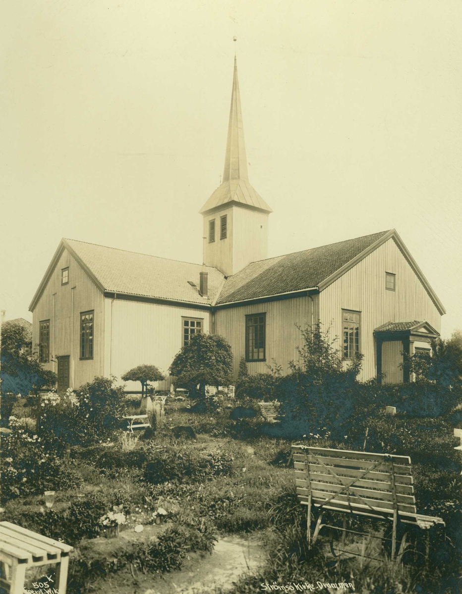 Strømsø kirke, Drammen, Buskerud. I forgrunnen park (kirkegård?) med ...