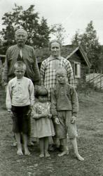 Portrettgruppe av familien Otnes. Ola, Anne Sofie, Kaare, Ra