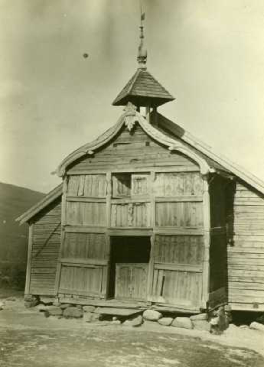 Stabburs-sval,  Nedre Korsvoll, Dovre, Oppland. Fotografert 1911.