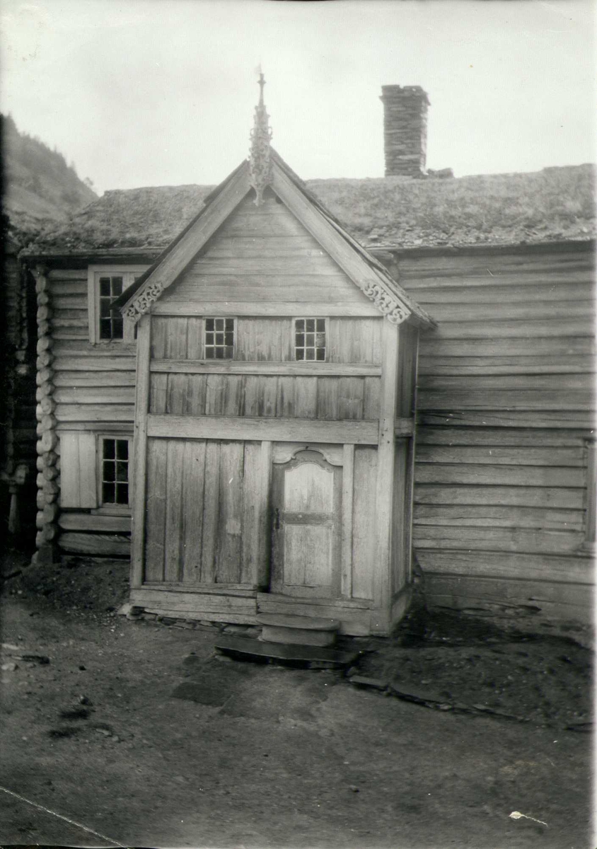 Inngangssval, Nordre Lyngve, Lom, Oppland. Fotografert 1908