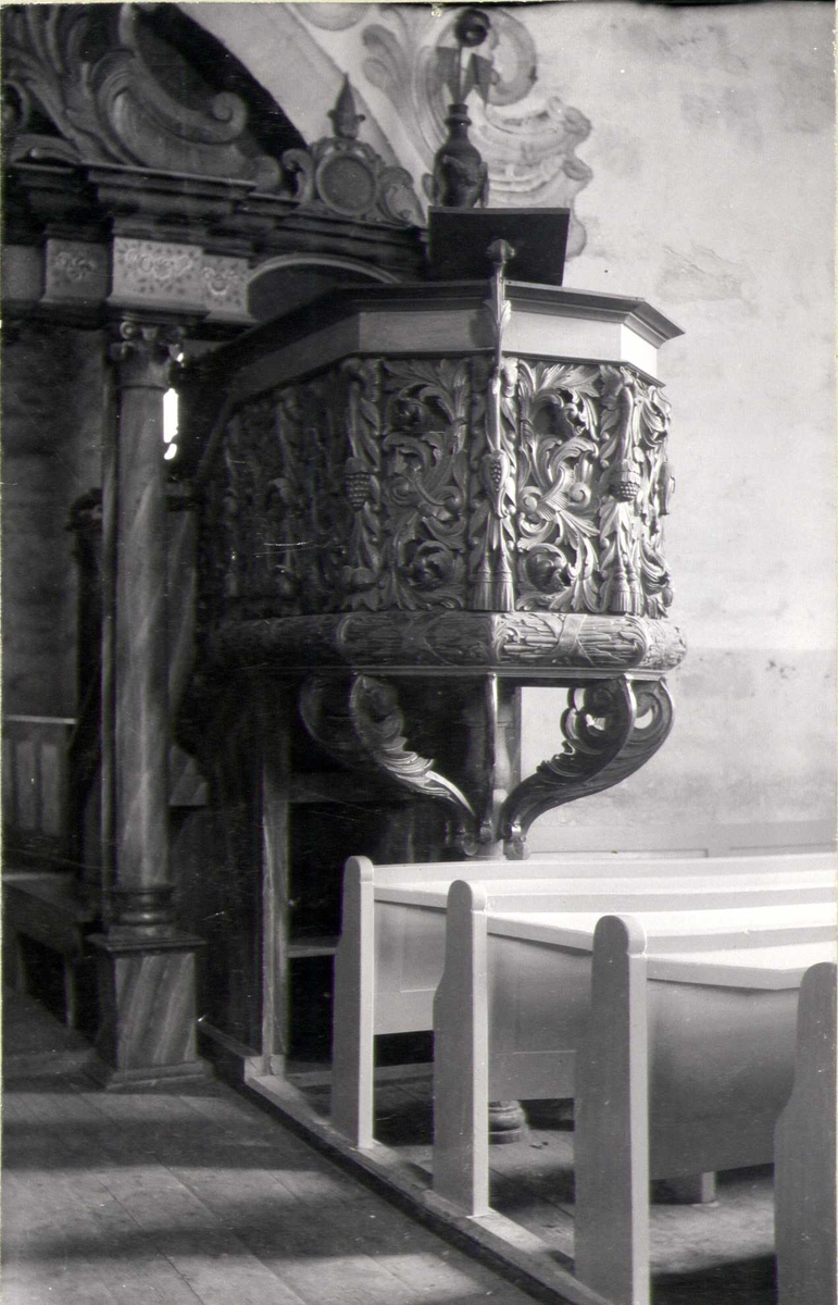 Prekestol, Vestre Slidre kirke, Vestre Slidre, Oppland. Laget av Eystein Kjørn. Fotografert 1904.
