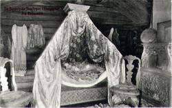 Seng med draperi, Myttingstua (Enkesetet), Maihaugen, De San