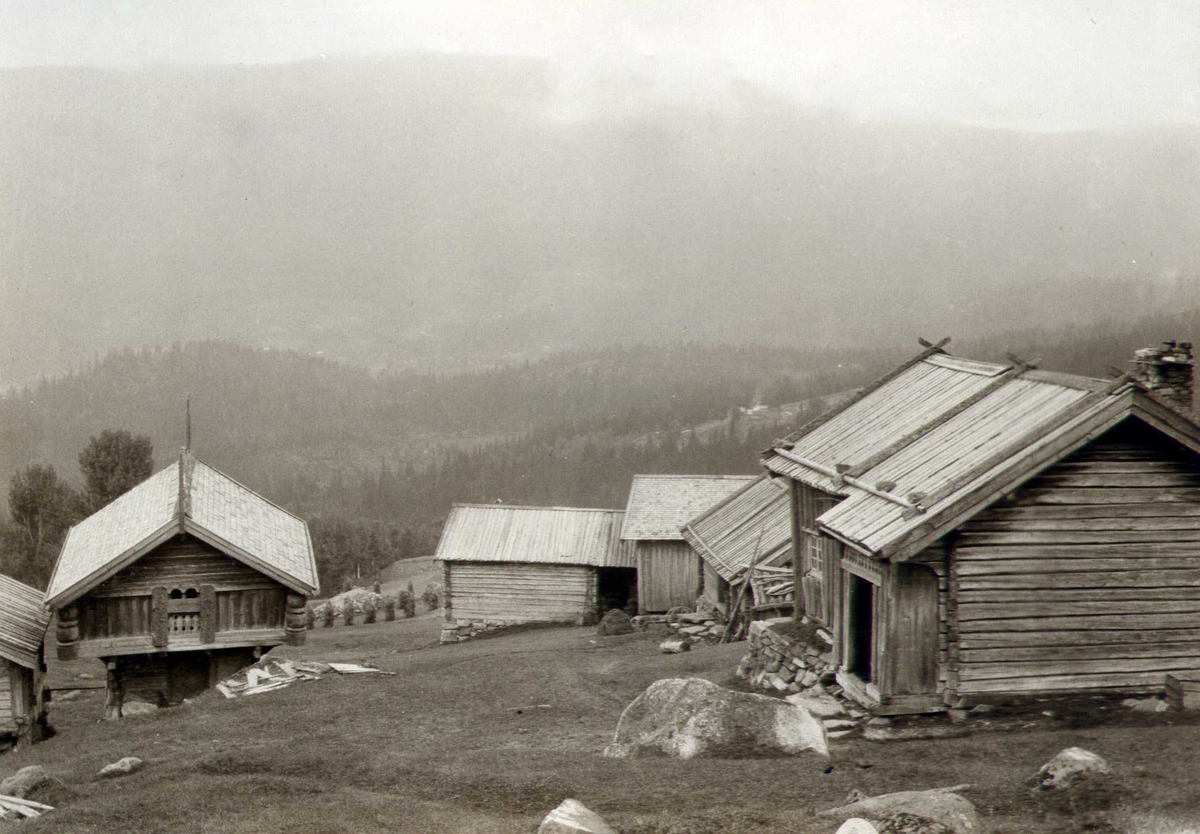 Gårdstun, Solheim, Tuddal, Hjartdal, Telemark. Fotografert 1908.