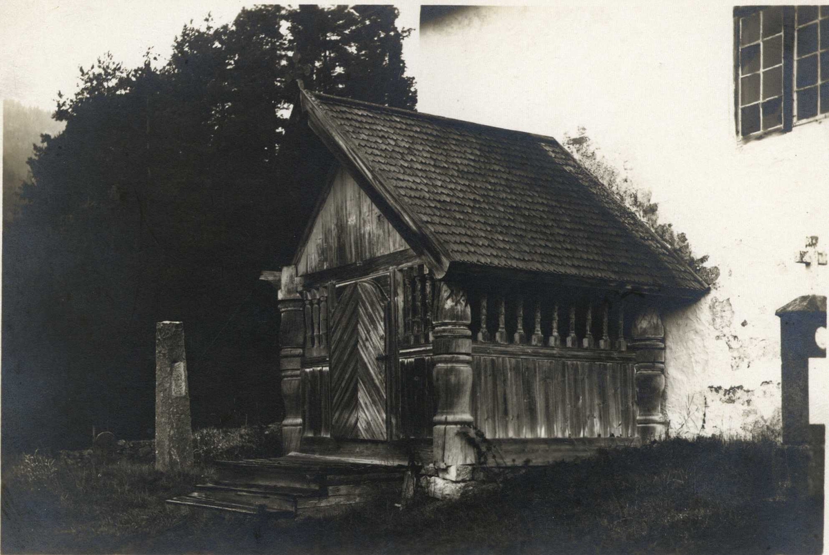 Søndre inngangsparti, Kviteseid gamle kirke, Telemark. Fotografert 1921. 