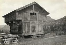 Loft, Gotuholt, Kviteseid, Telemark. Fotografert 1917.