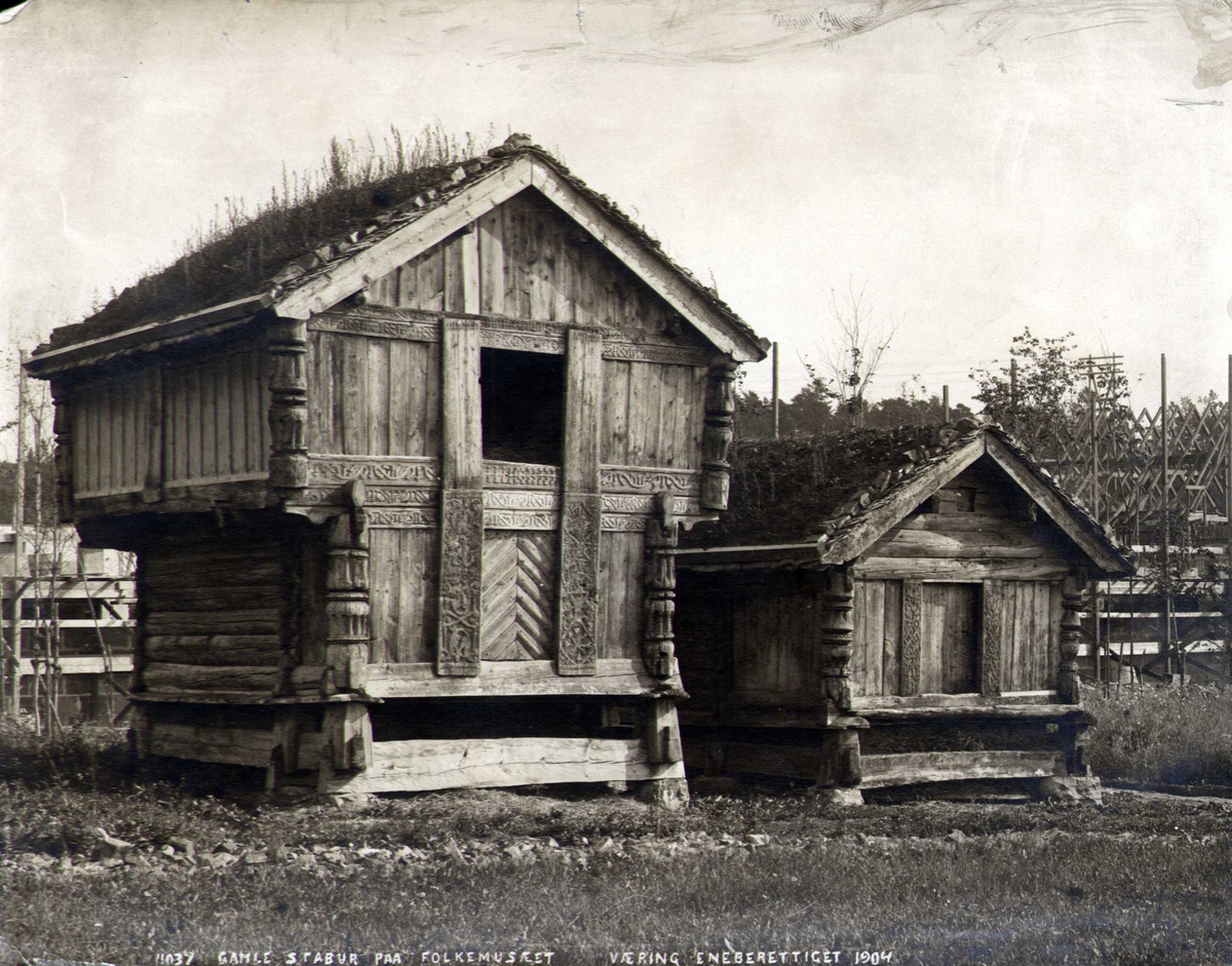 Loft og bur fra Rofshus, Tokke Telemark. Nå på Norsk Folkemuseum, bygning nr. 141 og 142. Fotografert 1904.