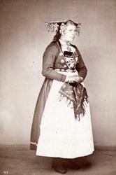 43. Brudedrakt, Voss, Hordaland. Visittkortformat.