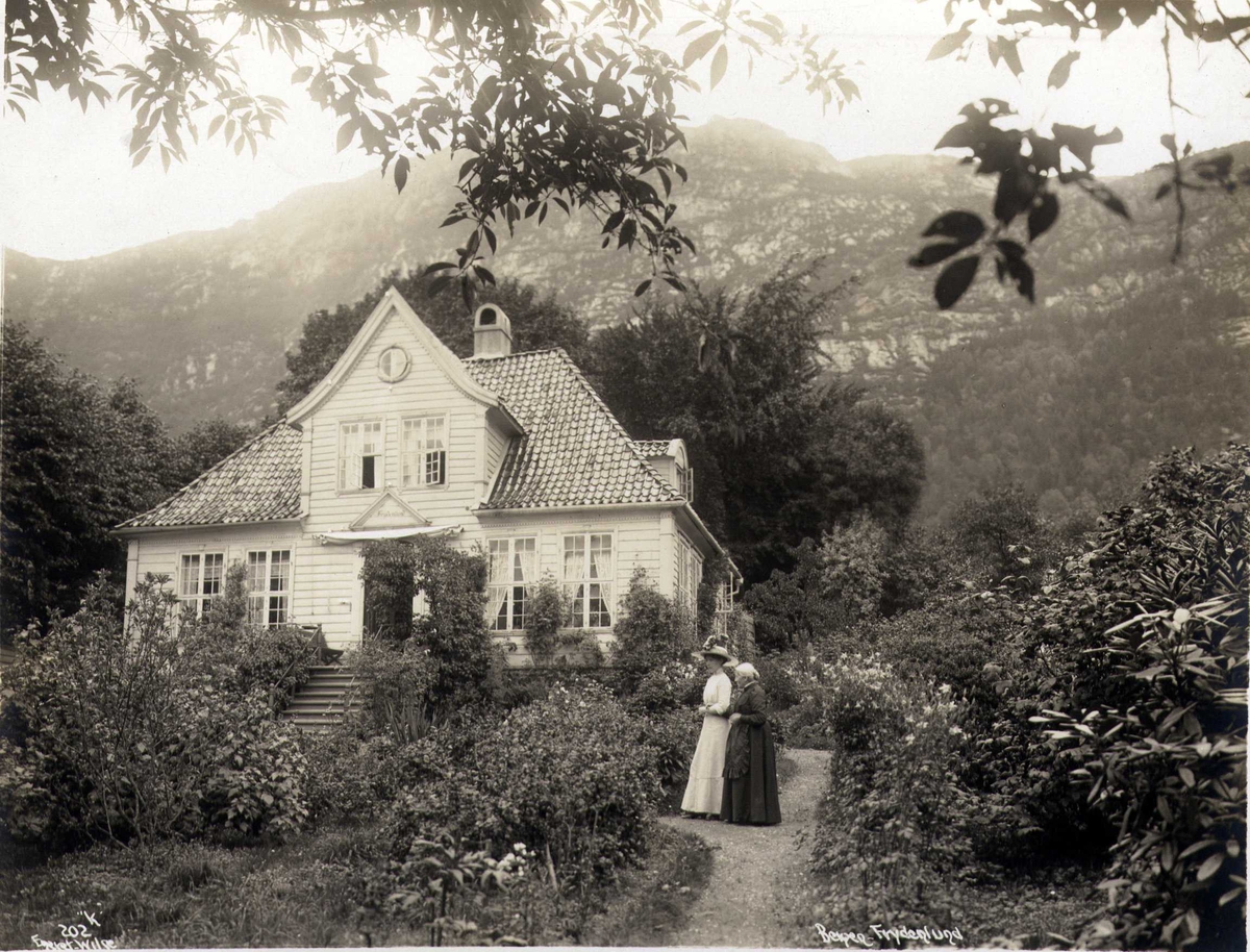 Trevilla med hage, Frydenlund,  Bergen, Hordaland. Fotografert 1912. 