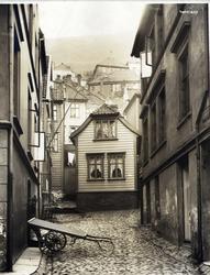 Gateparti med trehusbebyggelse, Bergen, Hordaland. Fotografe