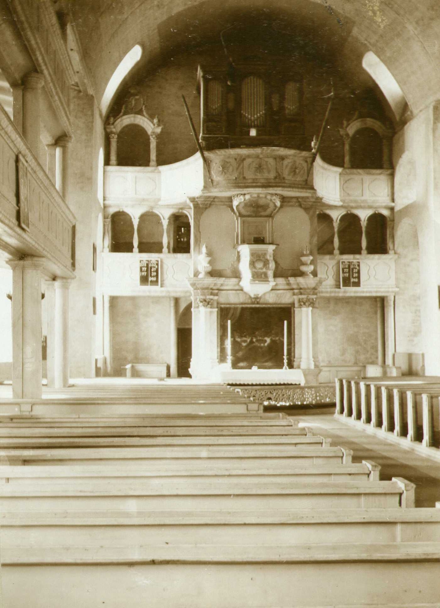 Interiør med alter, prekestol og orgel, Røros kirke, Røros, Sør-Trøndelag. Fotografert 1909.