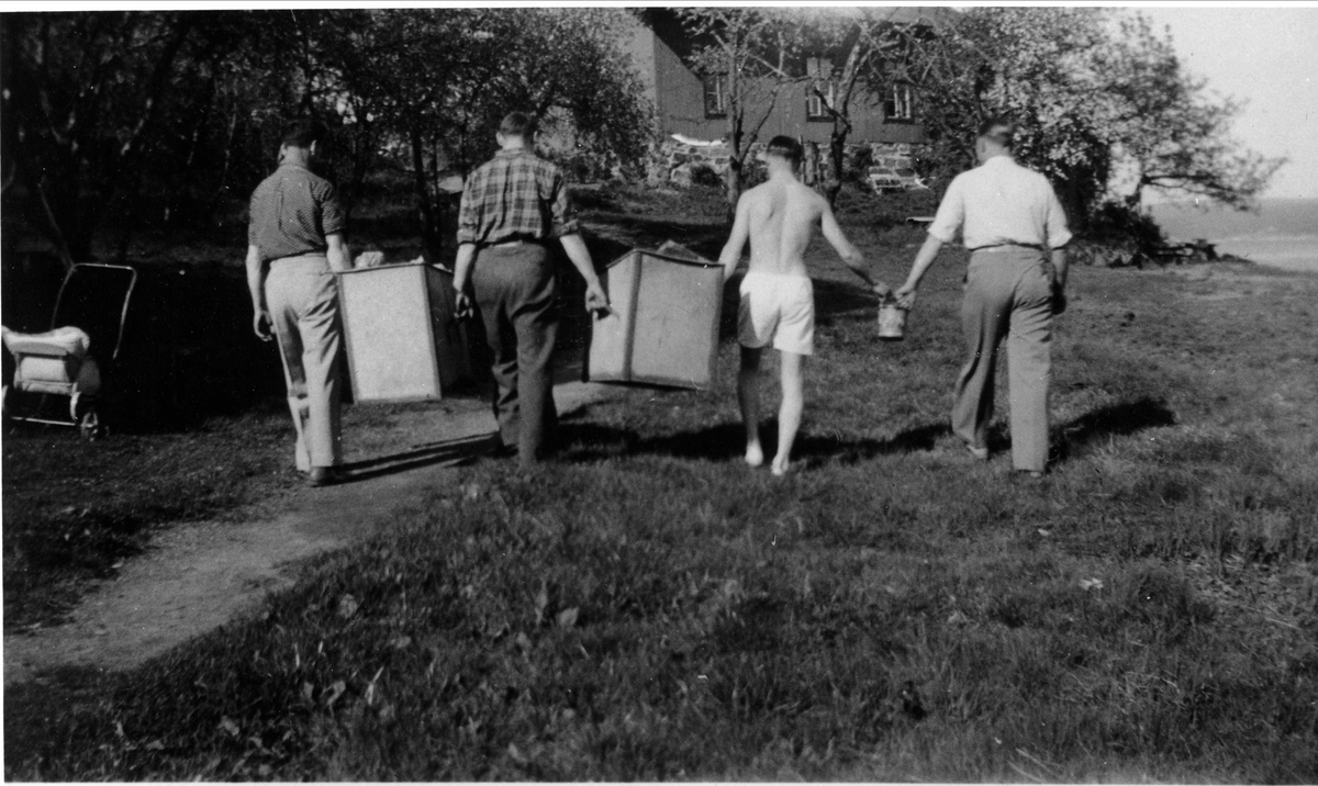 Søppeltømming på Oslo Godtemplarungdomslags feriehjem Kirkevik, Nesodden, ca 1943