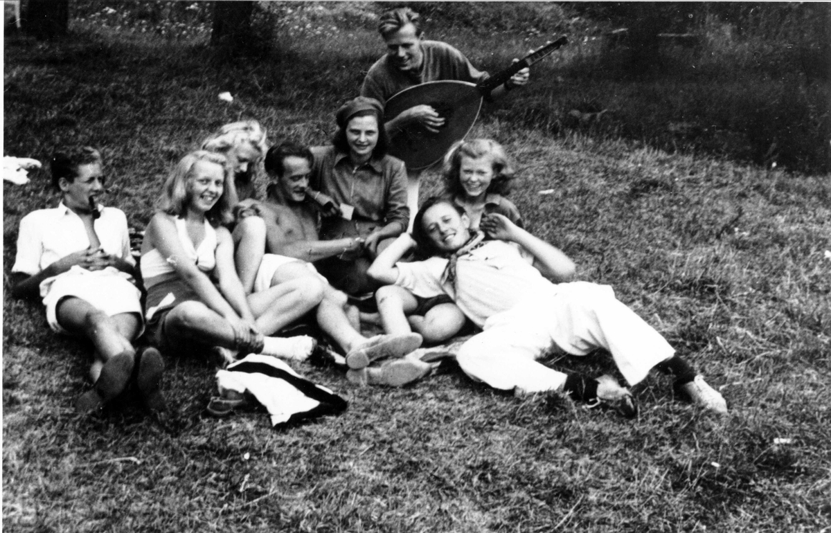 Ungdomsgruppe på Oslo Godtemplarungdomslags feriehjem Kirkevik, Nesodden, ca 1945