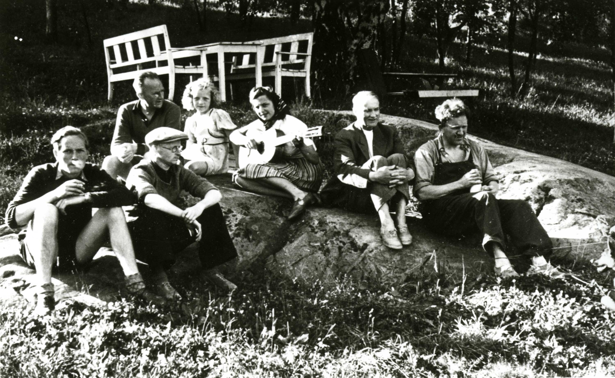 Gruppe voksne og barn på Oslo Godtemplarungdomslags feriehjem Kirkevik, Nesodden, ca 1940