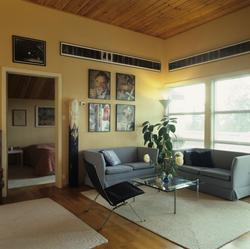 Stue med dør inn til foreldresoverom, i kjedet hus bygget i 